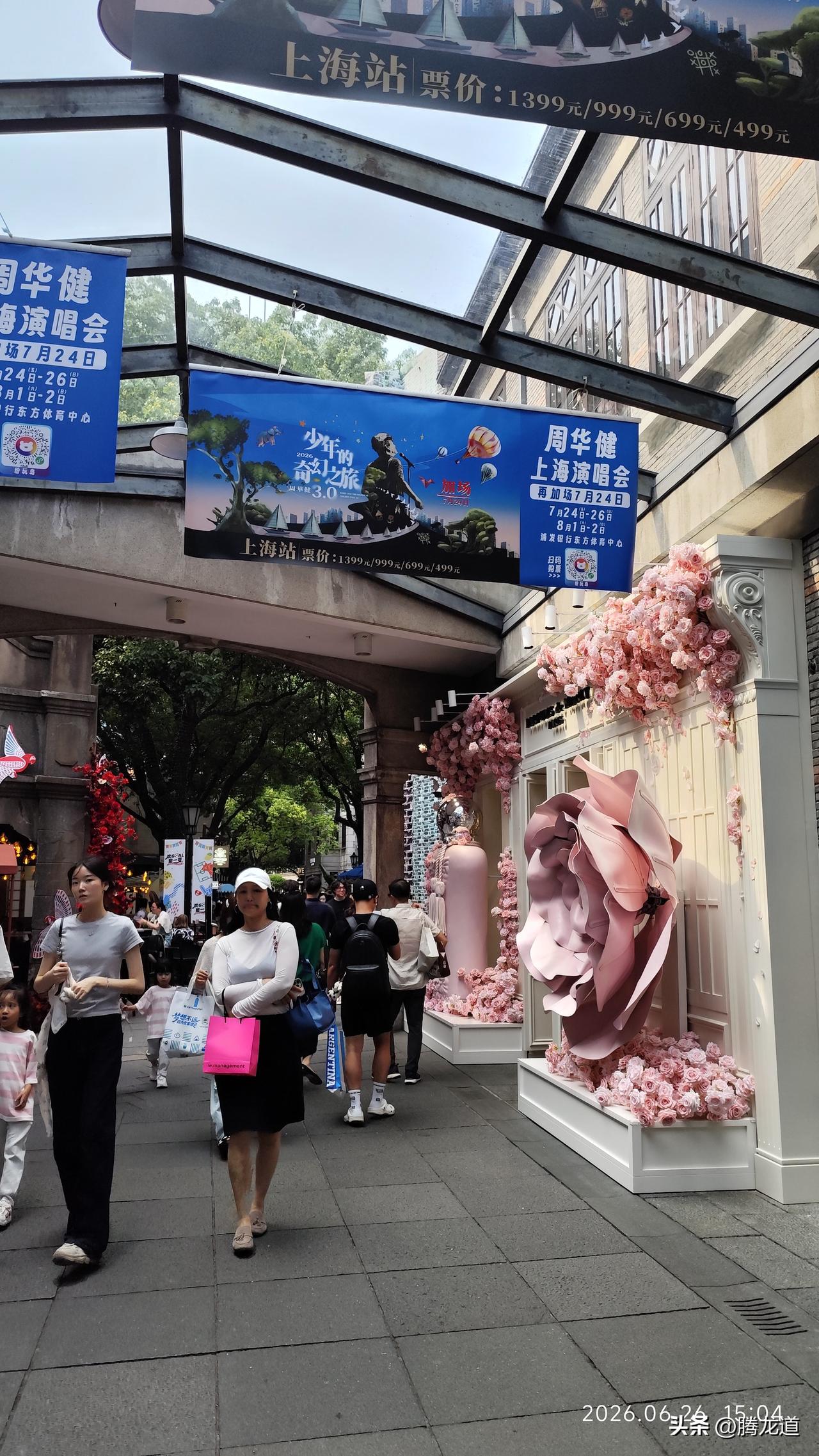 晒图笔记大赛上海新天地是石库门文化的标志，这里也是中外游客的打卡地，休闲漫步新天