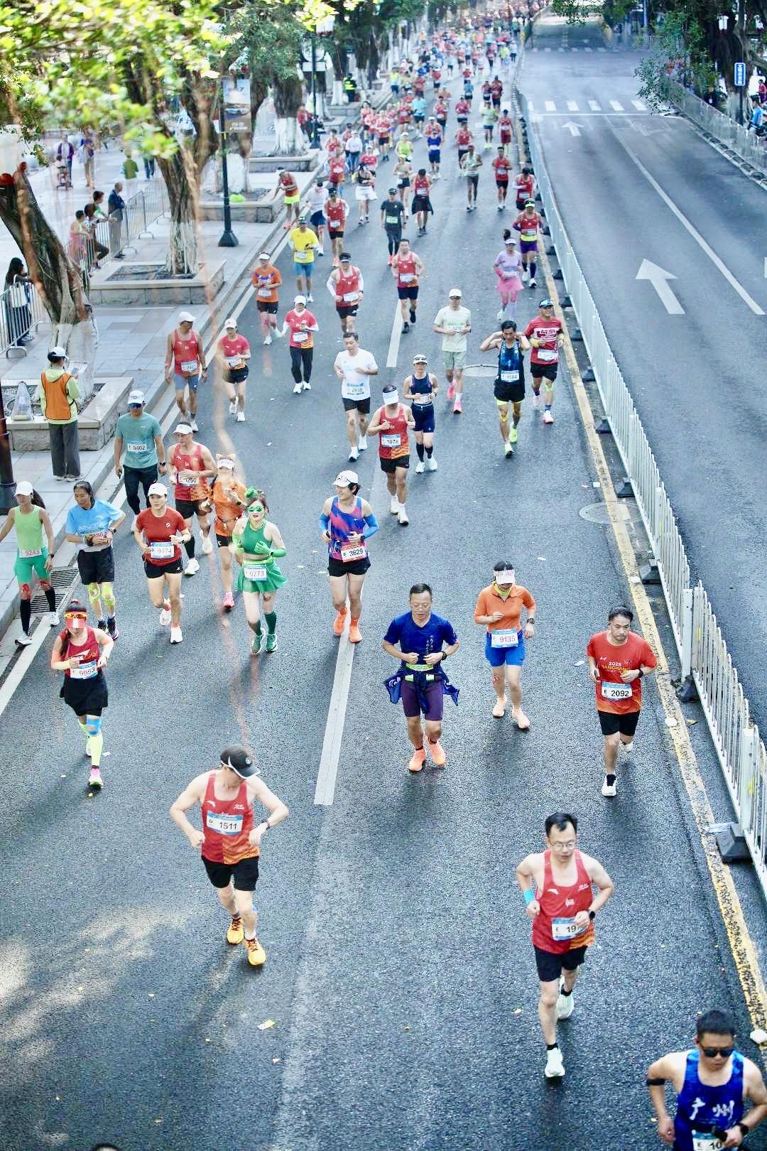 广州马拉松没中签节省了两千多块钱，另五场马拉松全中要花六千多块钱。广州马拉松中过