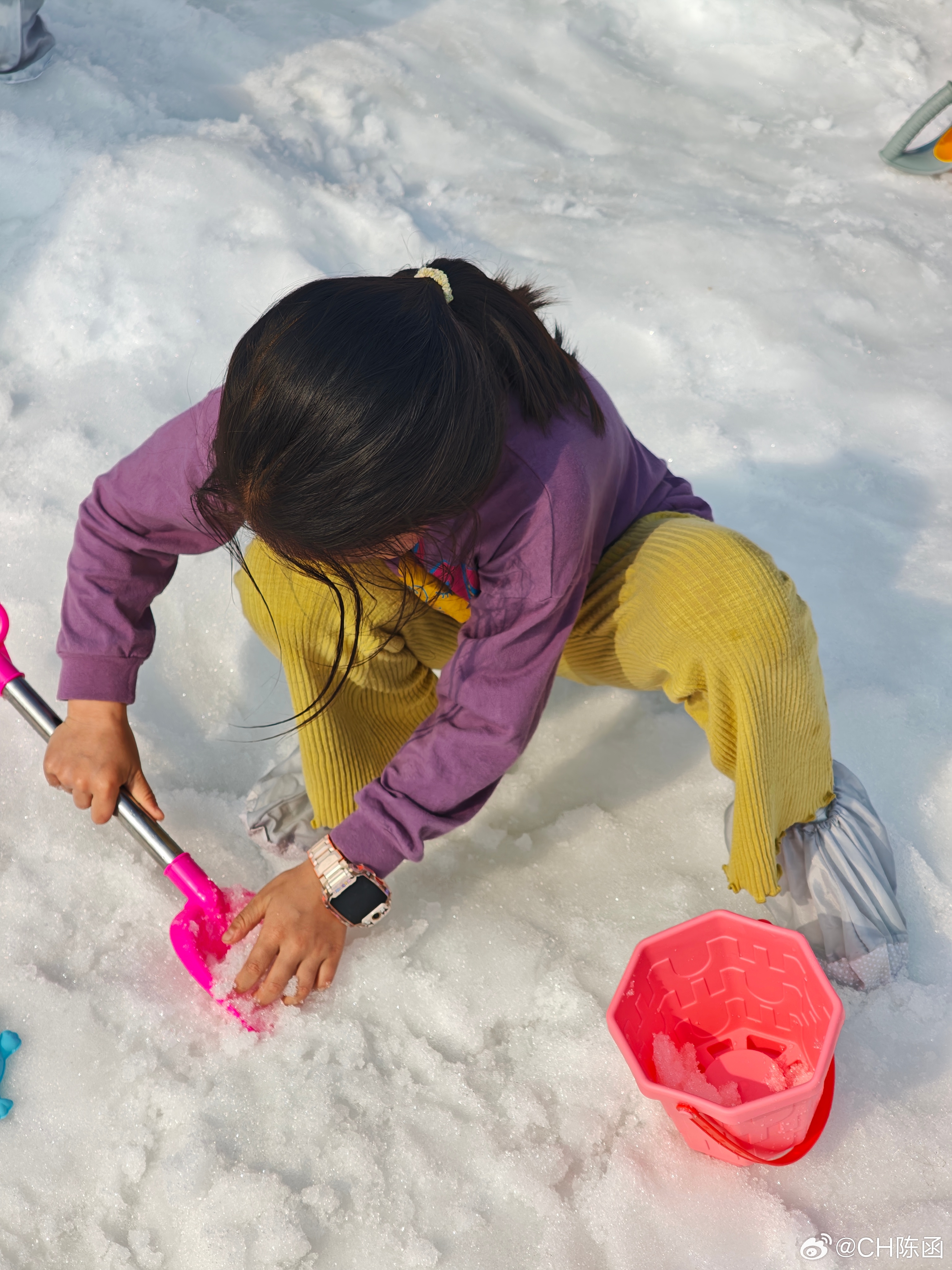 科技改变生活小公主在25℃的佛山实现了堆雪人的愿望