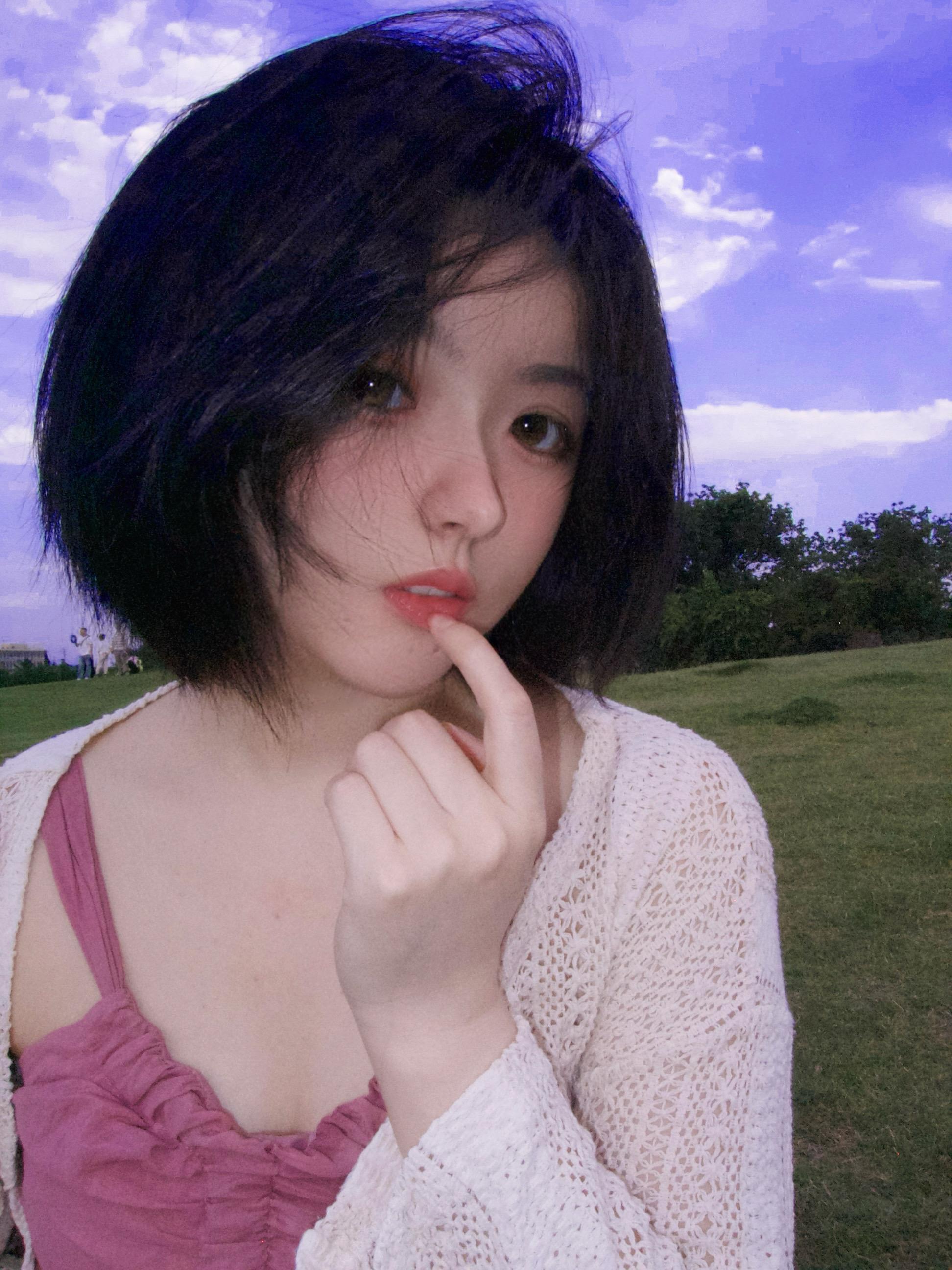 夏天的风吹爱人的脸。