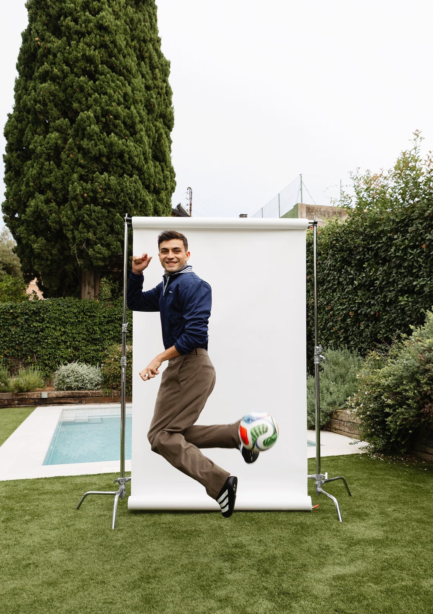 问：在足球运动强烈回归身体对抗的时代，你是一位技术娴熟的球员。 ❓ 佩德里：现代