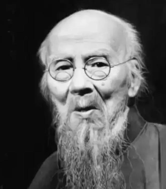 1952年，88岁的齐白石老先生应邀前往参加宴会，进入会场后齐白石的眼睛就一直在