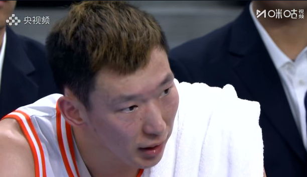 ？？？？周琦这个关键时刻怎么回事？3个球都给到了，为什么不打呢？没看懂啊。不打就