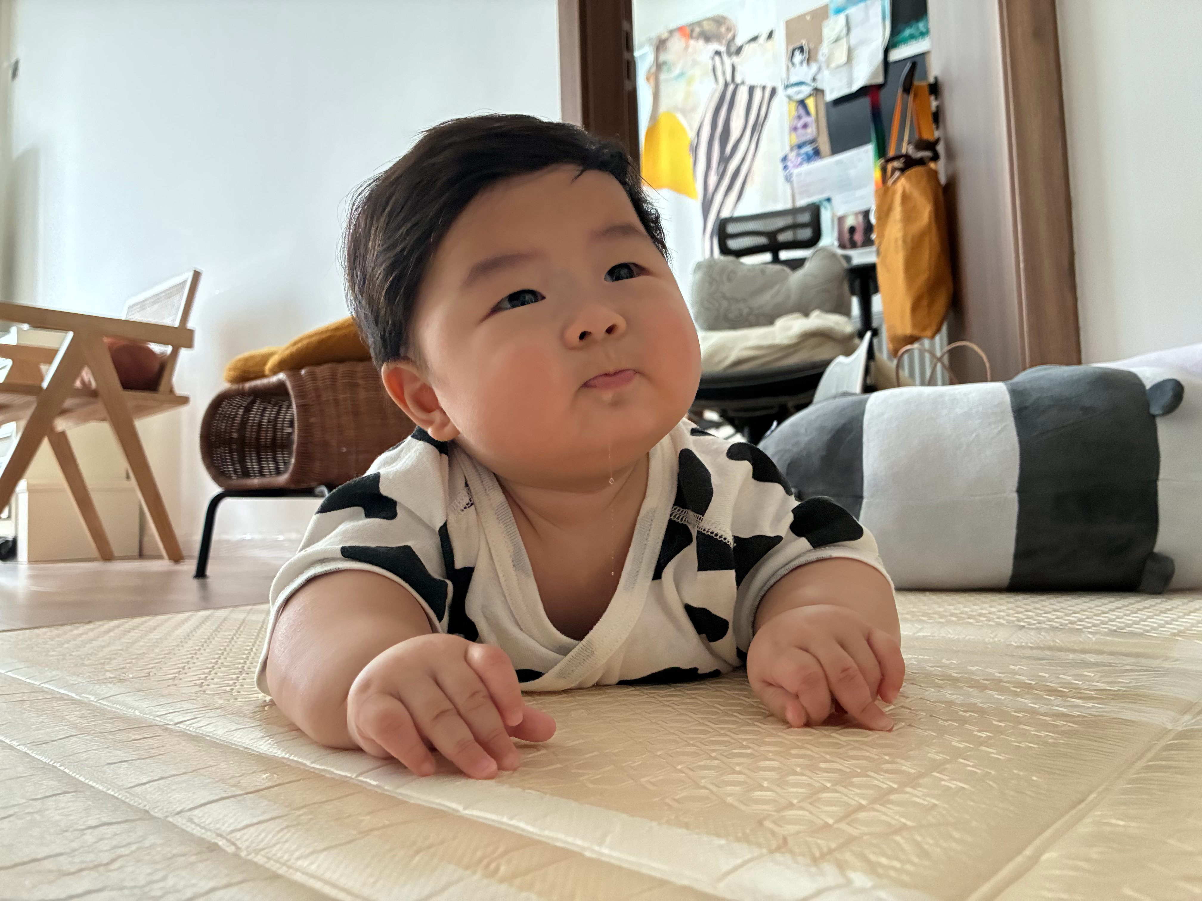 王正4个多月了，非常接近18斤。他只是吃母乳的，就长这么好我的天，我养育了一个娃