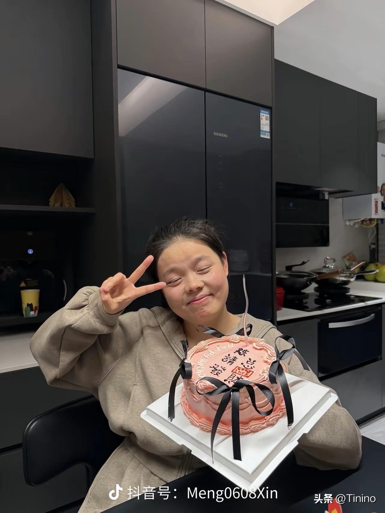 不再忍气吞声！小朦妈妈公开养父聊天记录，亲情纠葛引爆舆论

曾经靠背着女儿跑外卖