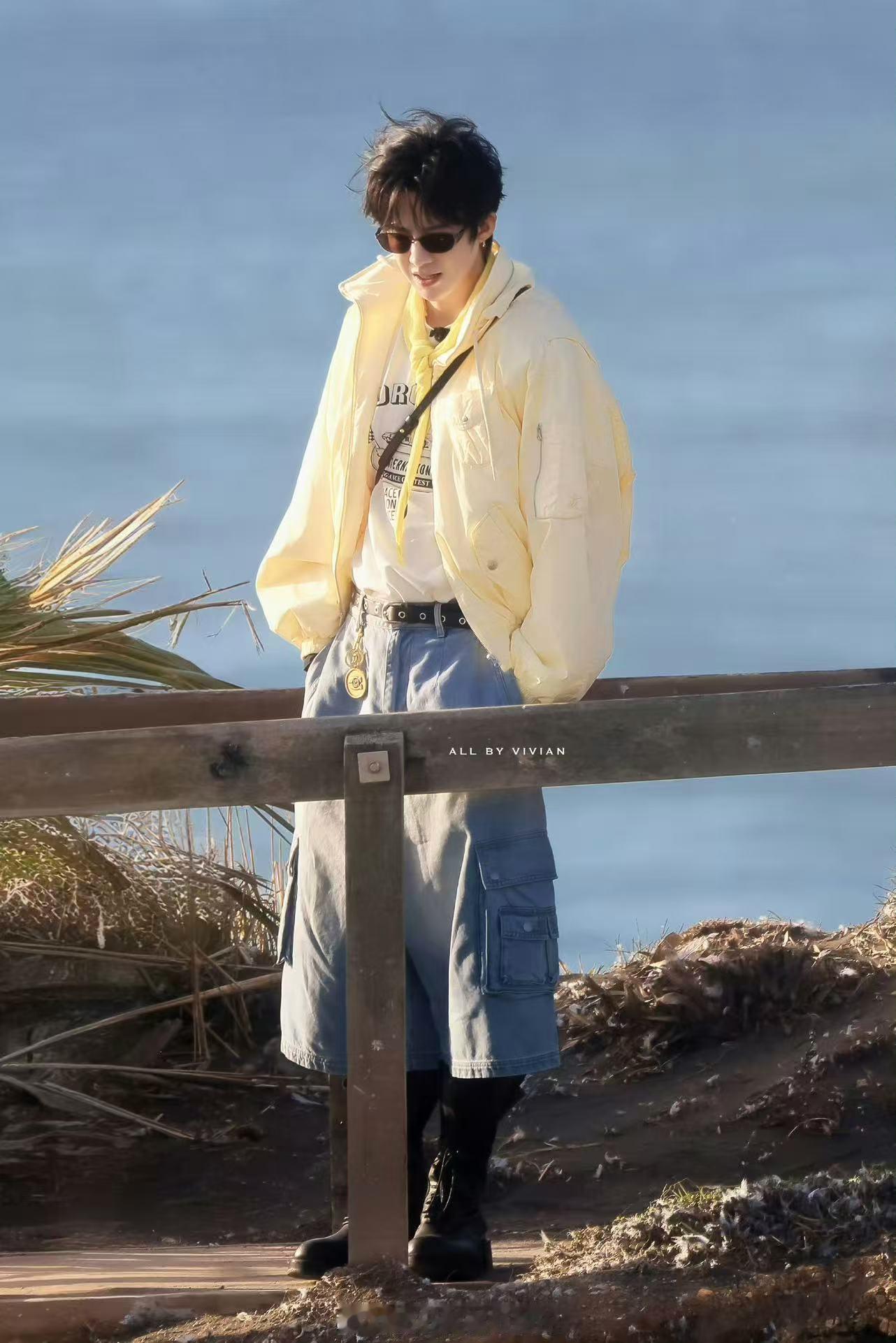 刘宇宁奶黄外套刘宇宁奶黄包look刘宇宁奶黄包look，好看，