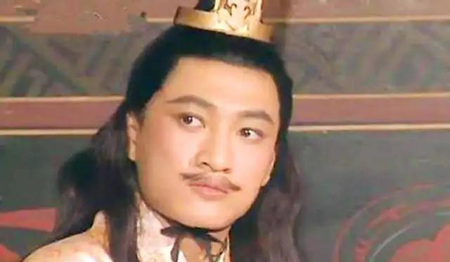 后宫中一场寻常游戏，本该轻松愉快，却因一个意外举动，让皇帝脸上现出少见的红晕。这