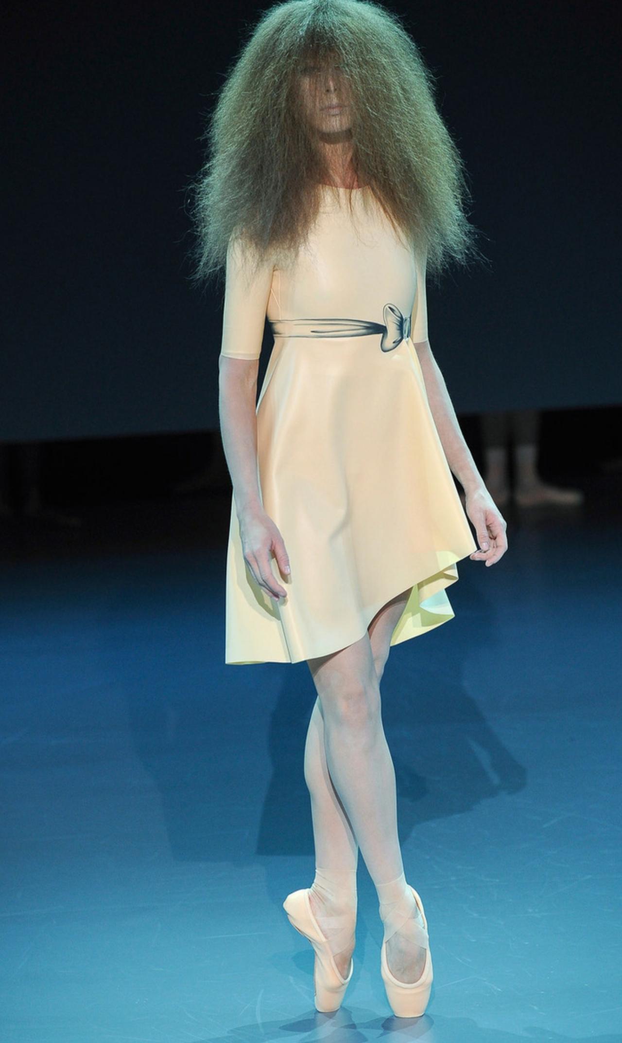 Viktor & Rolf 2014春夏高级定制系列，拿捏住了温柔又清冷的低饱和