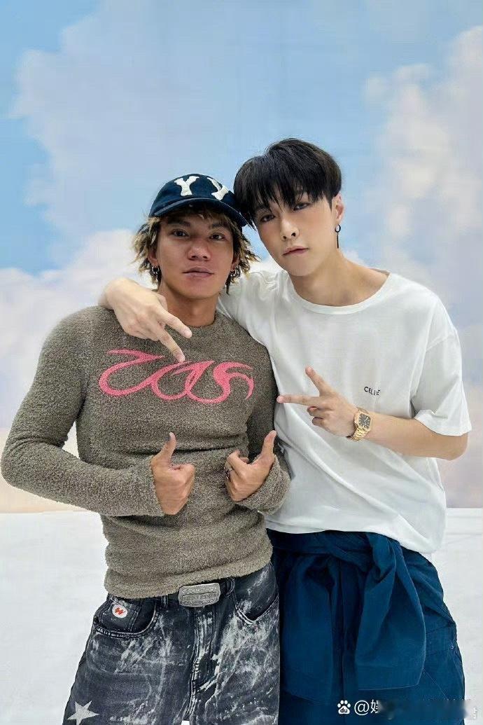 张艺兴更新与工作人员合照￼全包眼线+雀斑妆小浪先笑纳了 哥真的状态一直在线。 