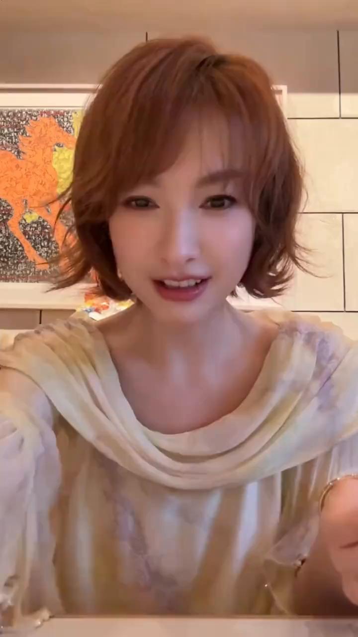 起猛了，简直不敢想象自己的眼睛第一眼都认不出，这居然是常年作为背景板的吴昕。虽然