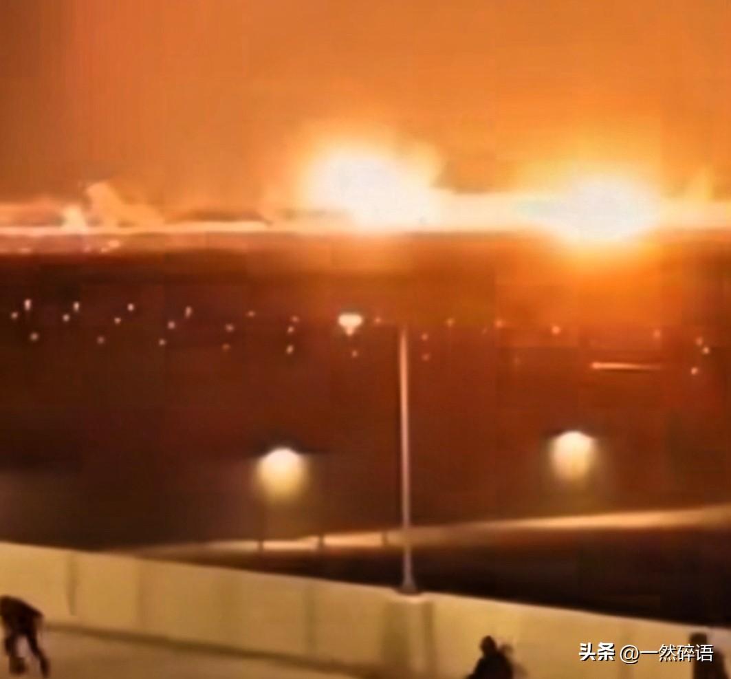 以前总听人吹中东土豪国多繁华，这次算是滤镜碎了一地。
3月16号大清早，迪拜机场