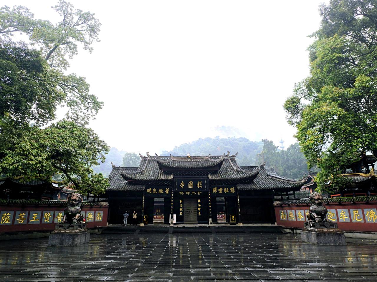 要知道，此前去峨眉山逛核心寺院，万年寺10元、报国寺8元的香花券虽不算贵，却也是