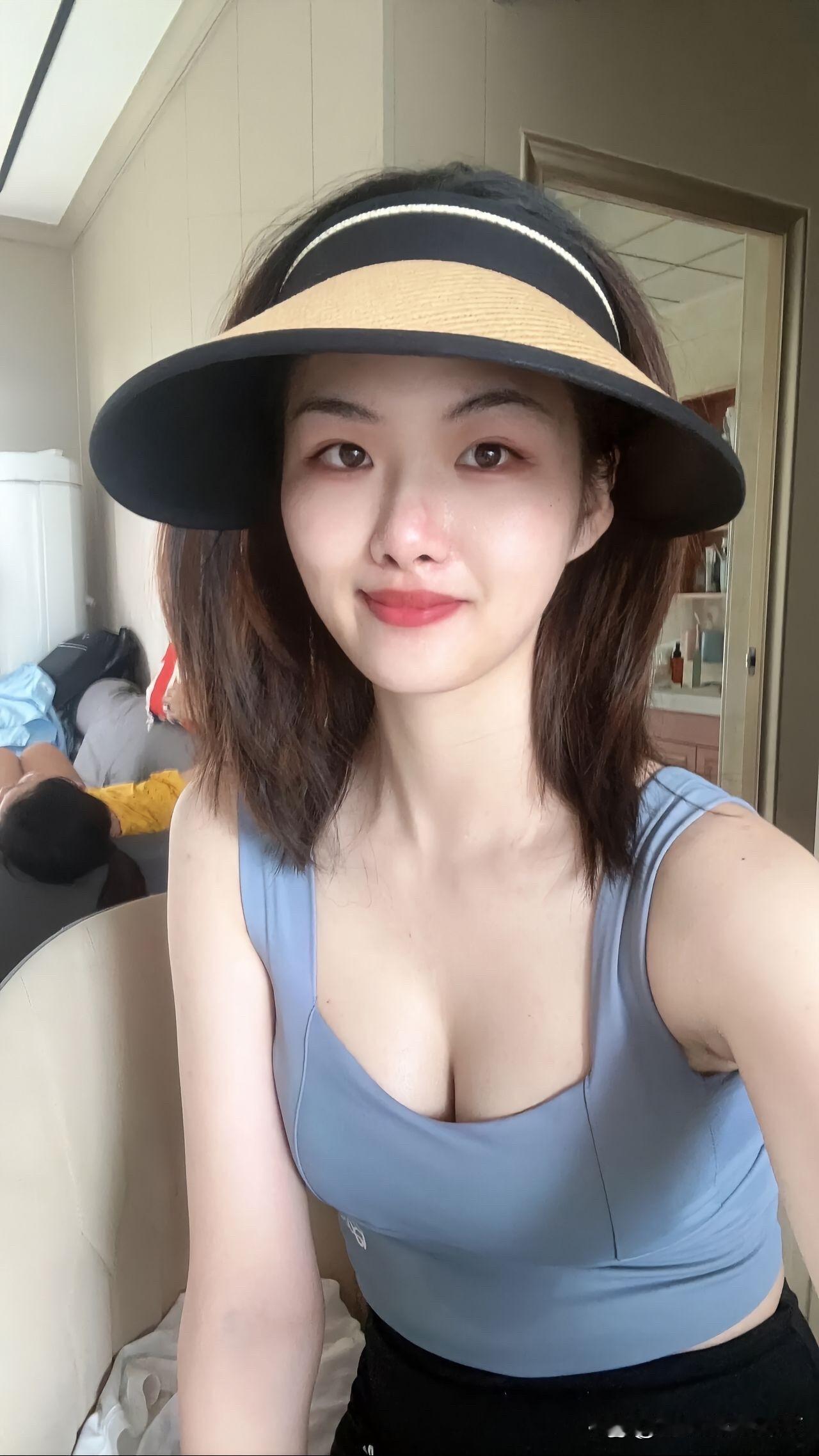 镜中人影笑，花间梦自闲。