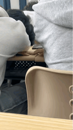 但凡她身体敢越过桌子中间那条缝，我就敢给她一肘，何况还碰到我了，毕竟从小到大就是