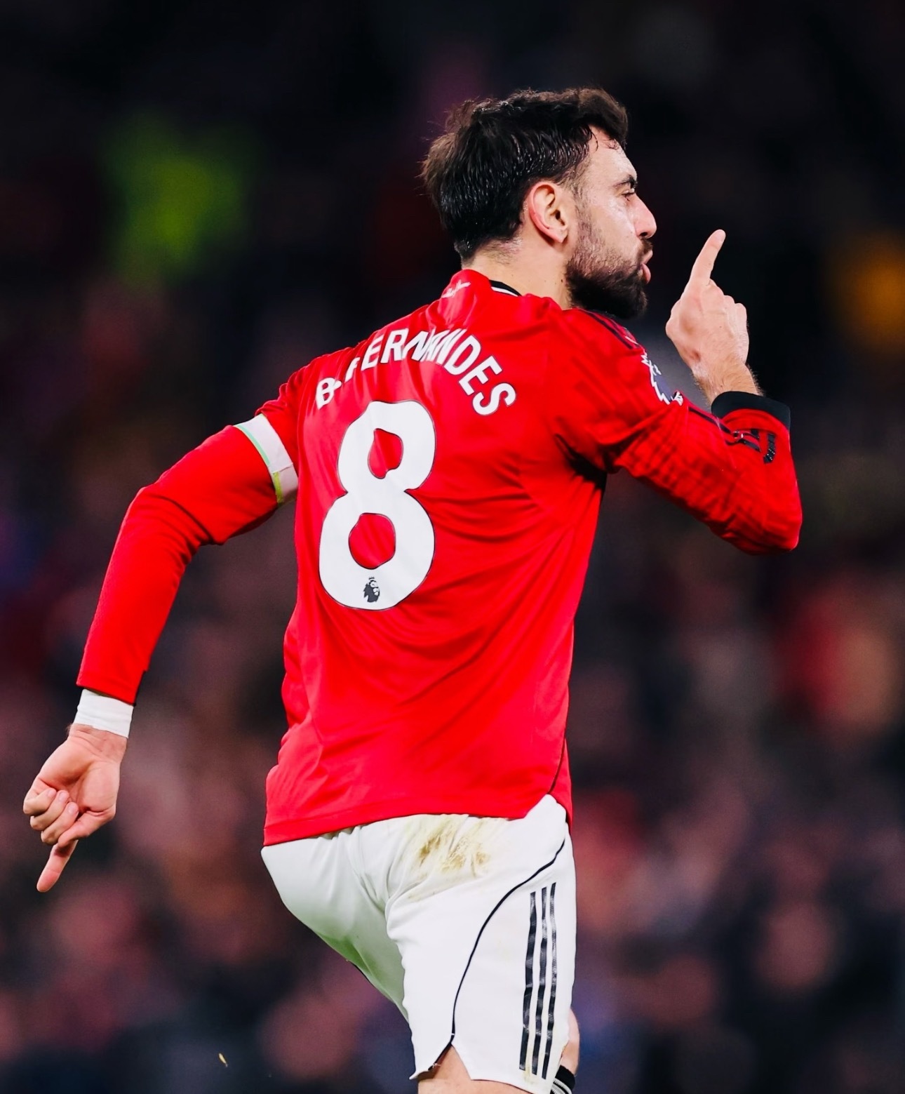 2020年加盟曼联的B费，已经为红魔效力6年，如今是球队的队长与中场核心，本赛季