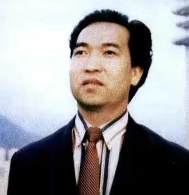 1981年，广东1男子放弃亿万家产加入英国国籍，在国外找不到工作，只能天天扛着麻