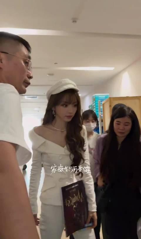 田曦薇青风吹又生今天两套造型，公主风千金感，有种回到台偶时代的感觉 ​​​