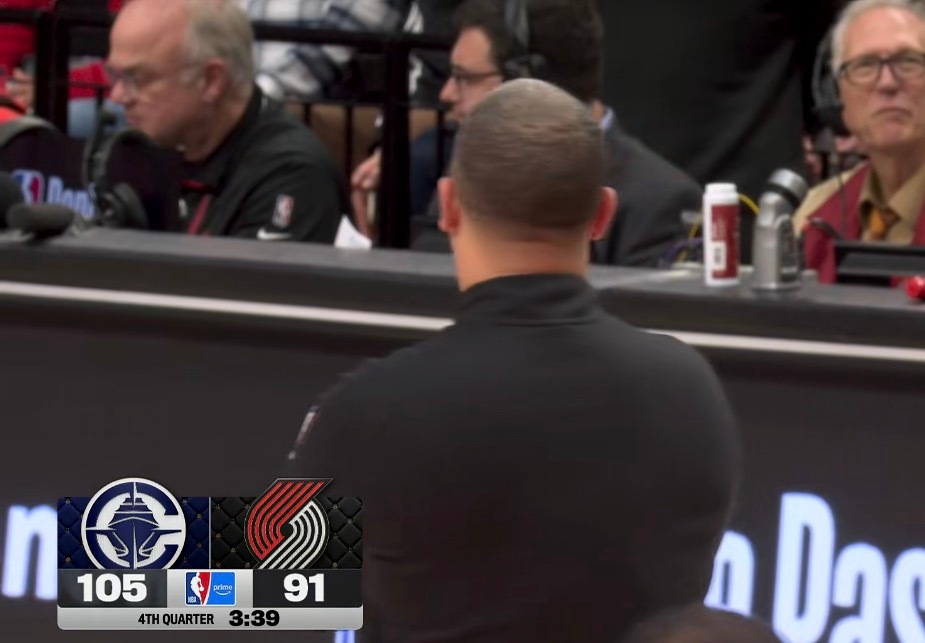 领先14分叫出暂停，这是卢指导的showtime！ 