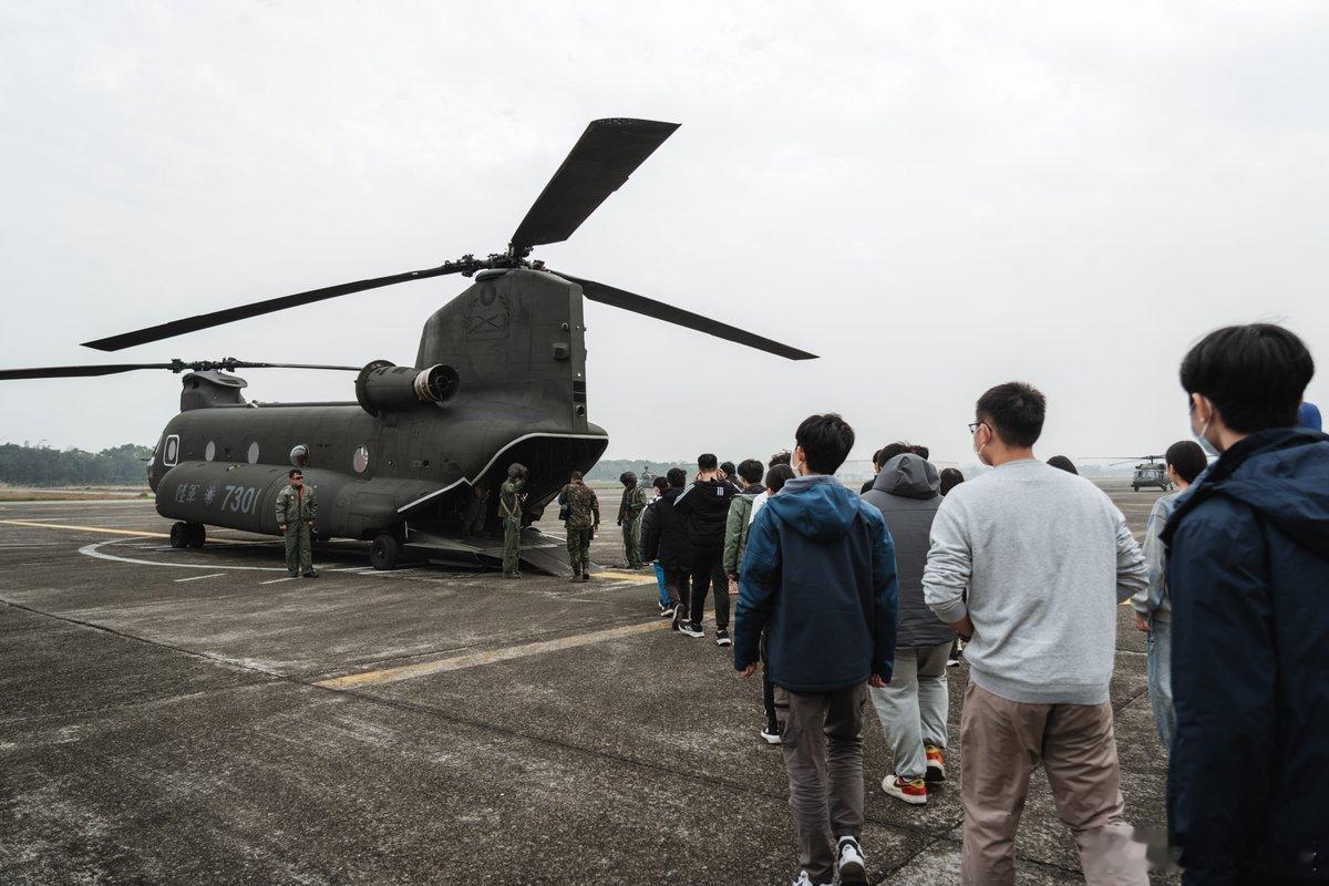 日前，台湾省，台独“伪防部”搞了个2025冬季作战训练营。网友：这是又想威胁学生