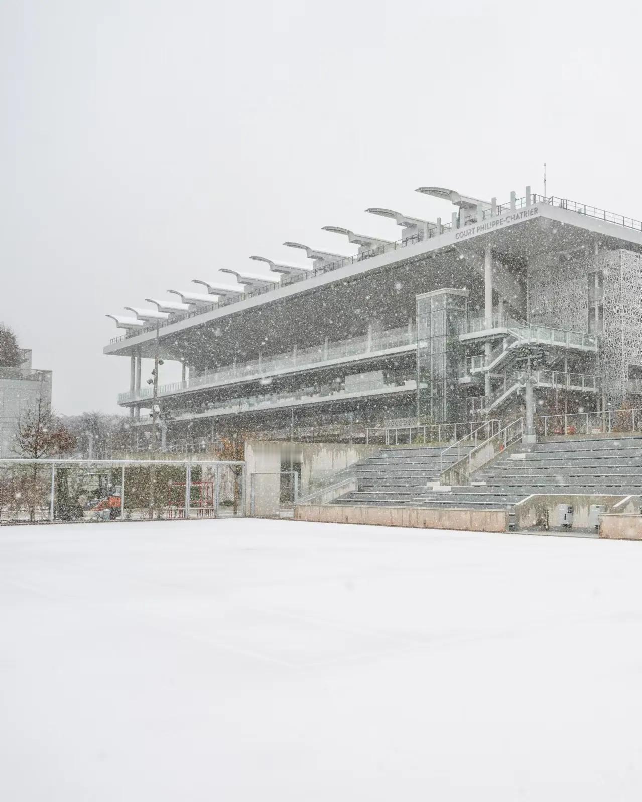 纳达尔退役后的第一天，罗兰加洛斯下了这个冬天的第一场雪。大雪封存了这片红土，勾起