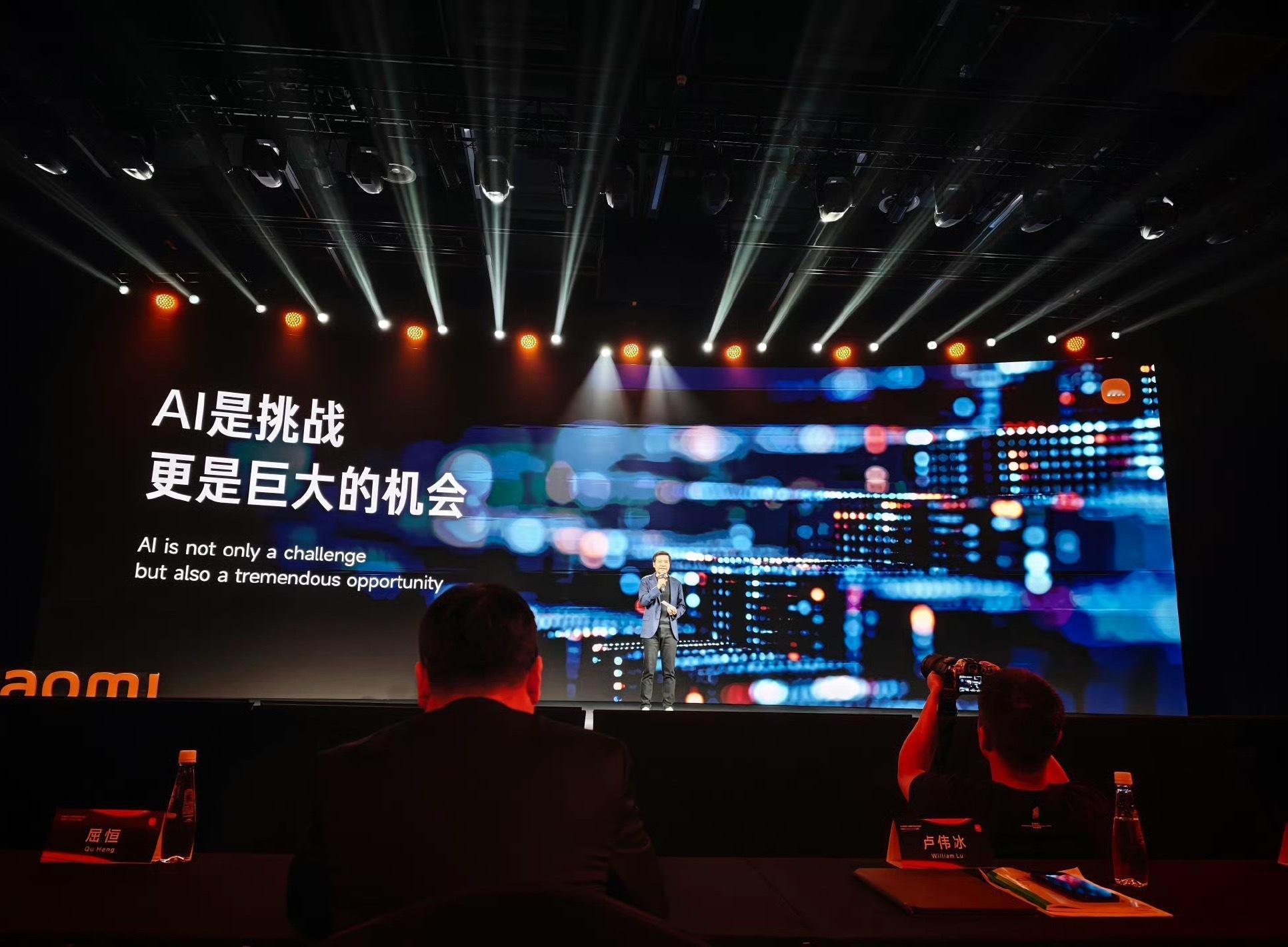 我最近有个思考小米股价比较低有一个原因是，小米总是花大钱去做长期研发。资本市场总