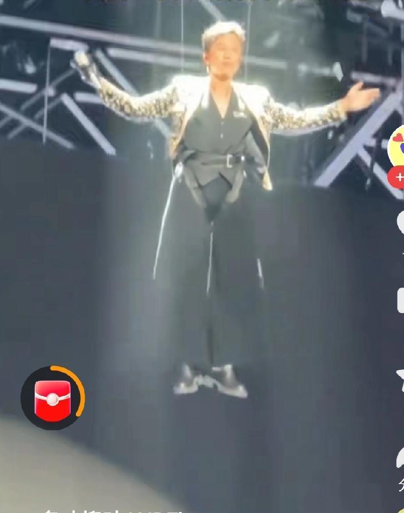 终于知道为啥歌手开演唱会，
唱几个小时都不上厕所了，
看看邓超，
吊着威亚从上面