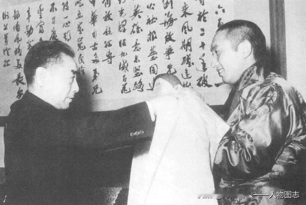1960年1月，周恩来会见班禅额尔德尼·确吉坚赞时，接受表达藏族人民敬意的哈达