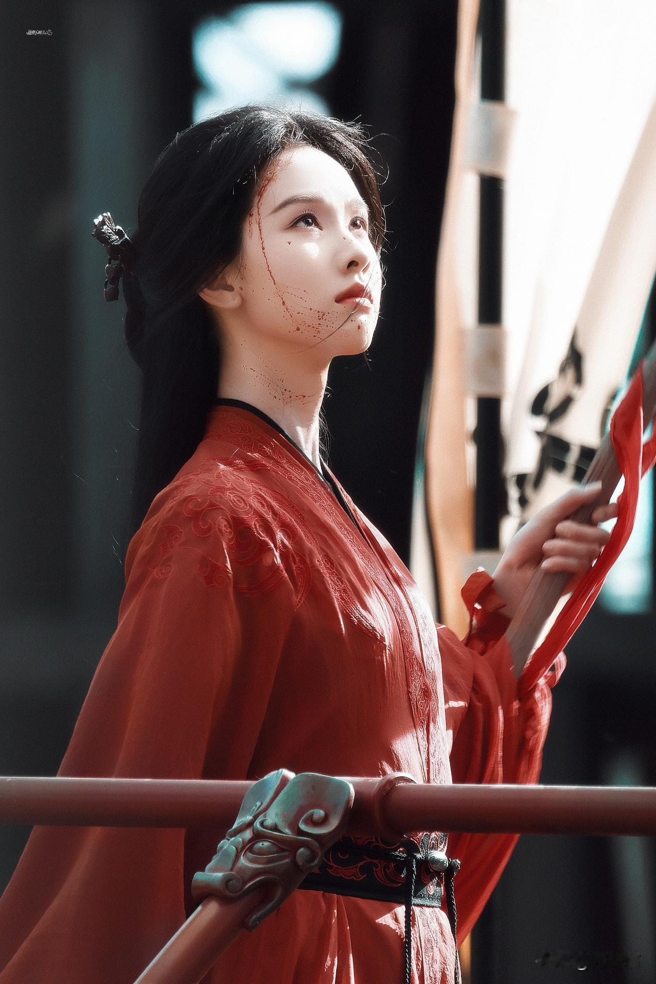 内娱还是一如既往地爱扎堆，这会轮到了红衣击鼓——从《翘楚》的陈都灵到《雀骨》的艾