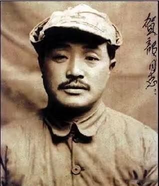 长征路上，国民党的飞机几乎每次都能准确无误地轰炸到红军，贺龙眼珠一转，就想到一条