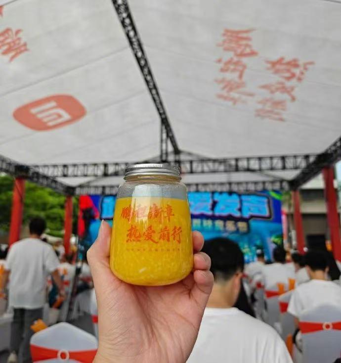 小米深圳总部正式开园！！开园庆典特热闹，启用仪式上高管们集体举着一碗小米粥，这场
