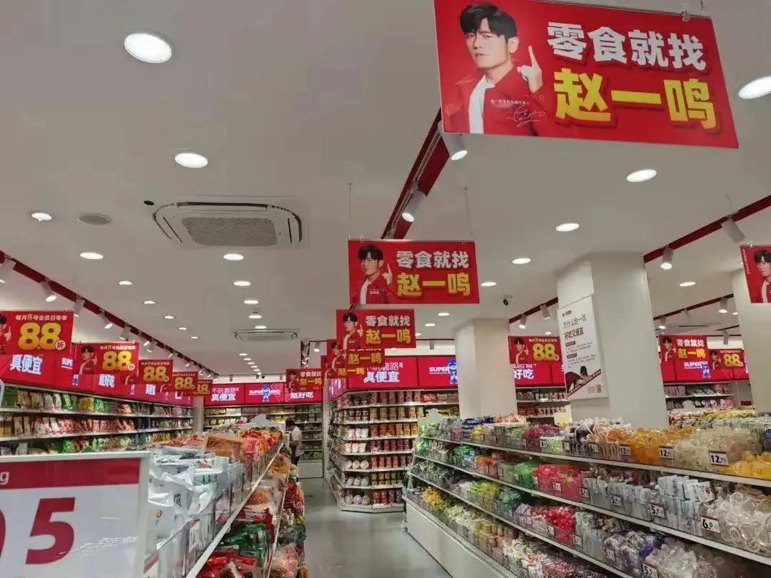 现在卖零食的太夸张了。
我们小区十几栋高层。
竟然有两家卖零食的，一个是赵一鸣，