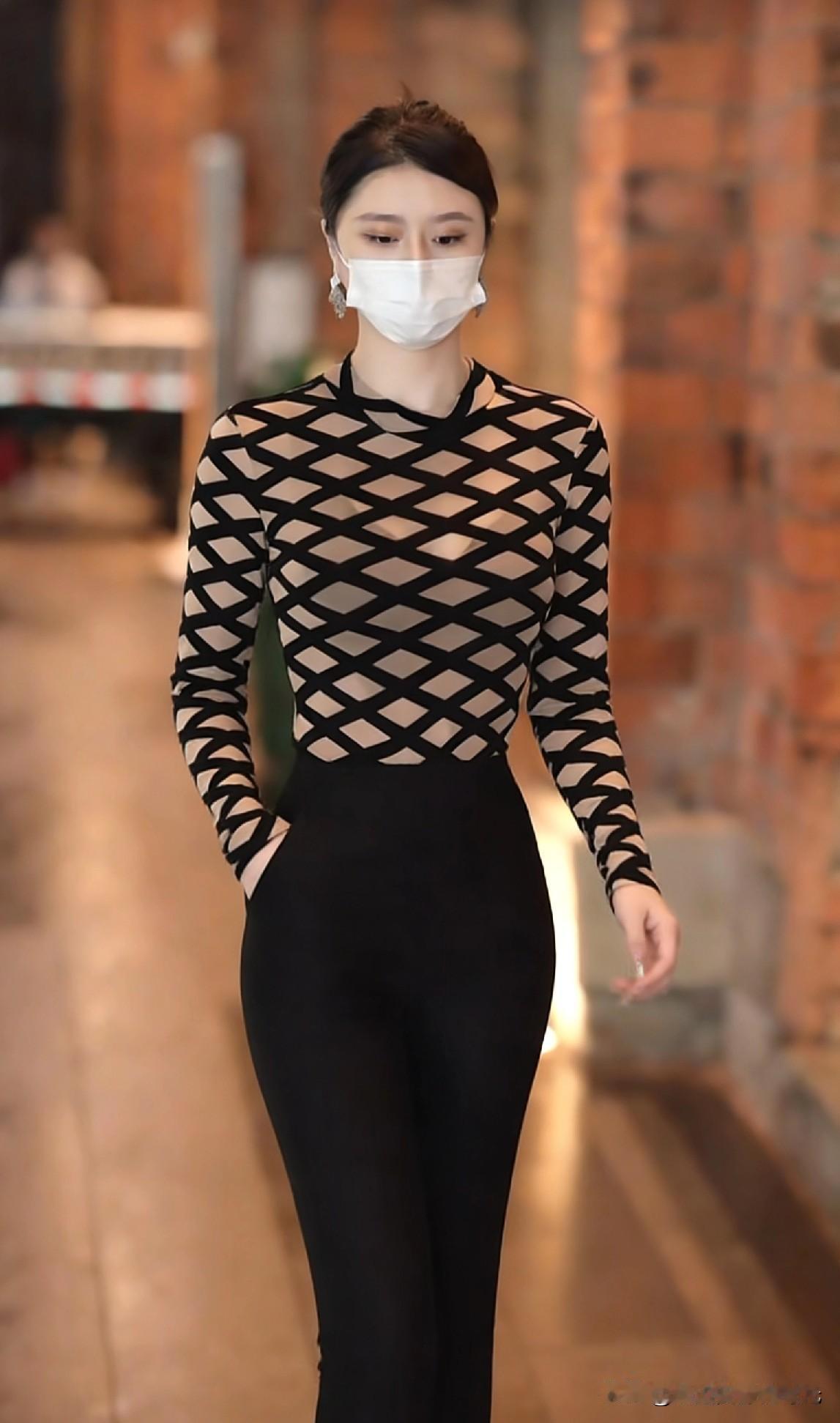 都市时尚穿搭指南，黑白撞色演绎经典魅力！