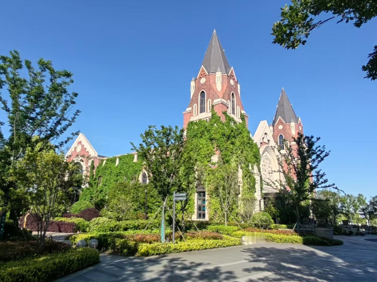 太仓阿尔卑斯度假区商业街，坐落在太仓南站旁，一幅欧式阿尔卑斯风情画卷。
 
三年