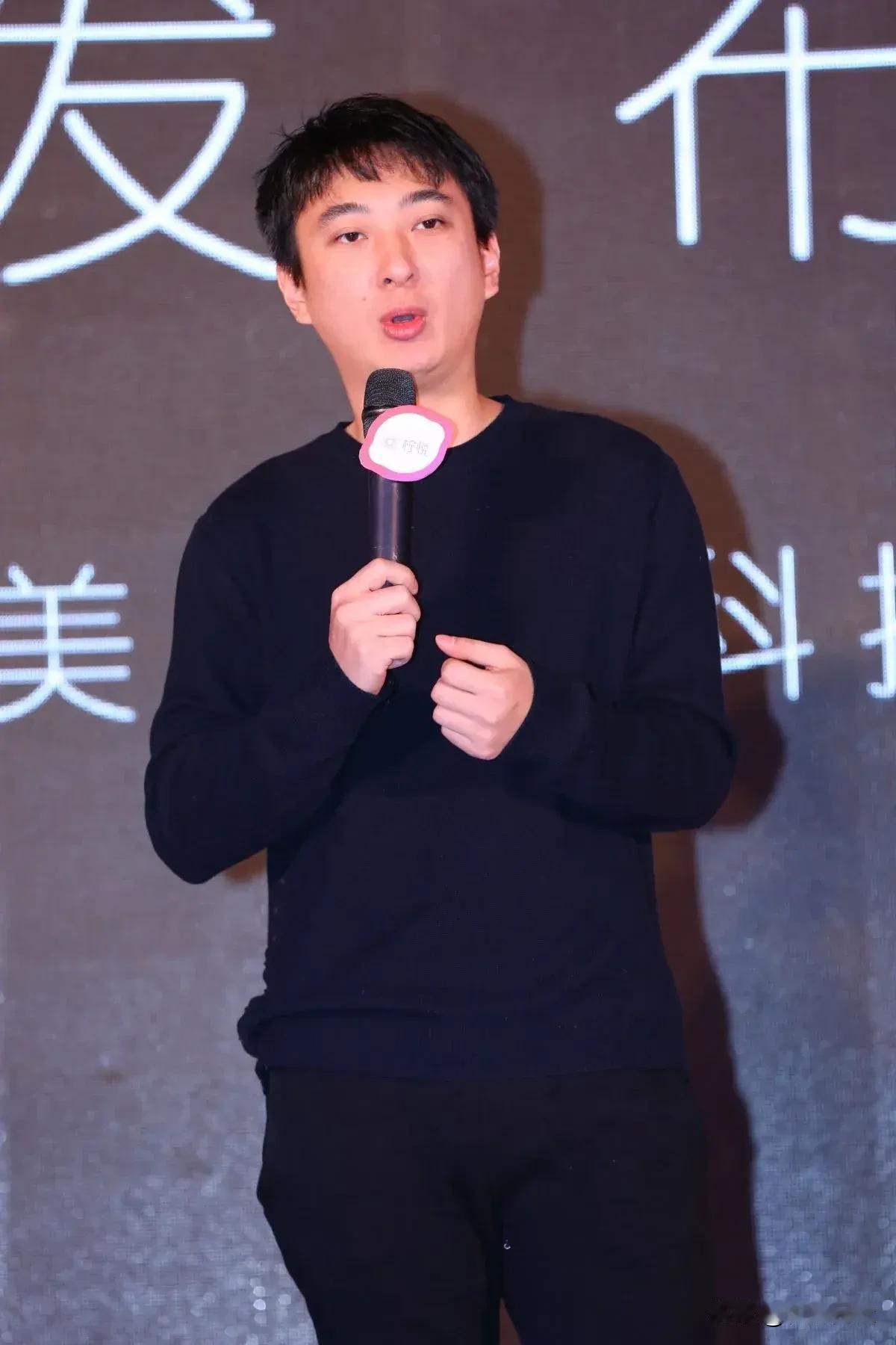 家宽出少年。
万达公子王思聪，都快40岁了，还年轻帅气似少年。很羡慕他，到如今没