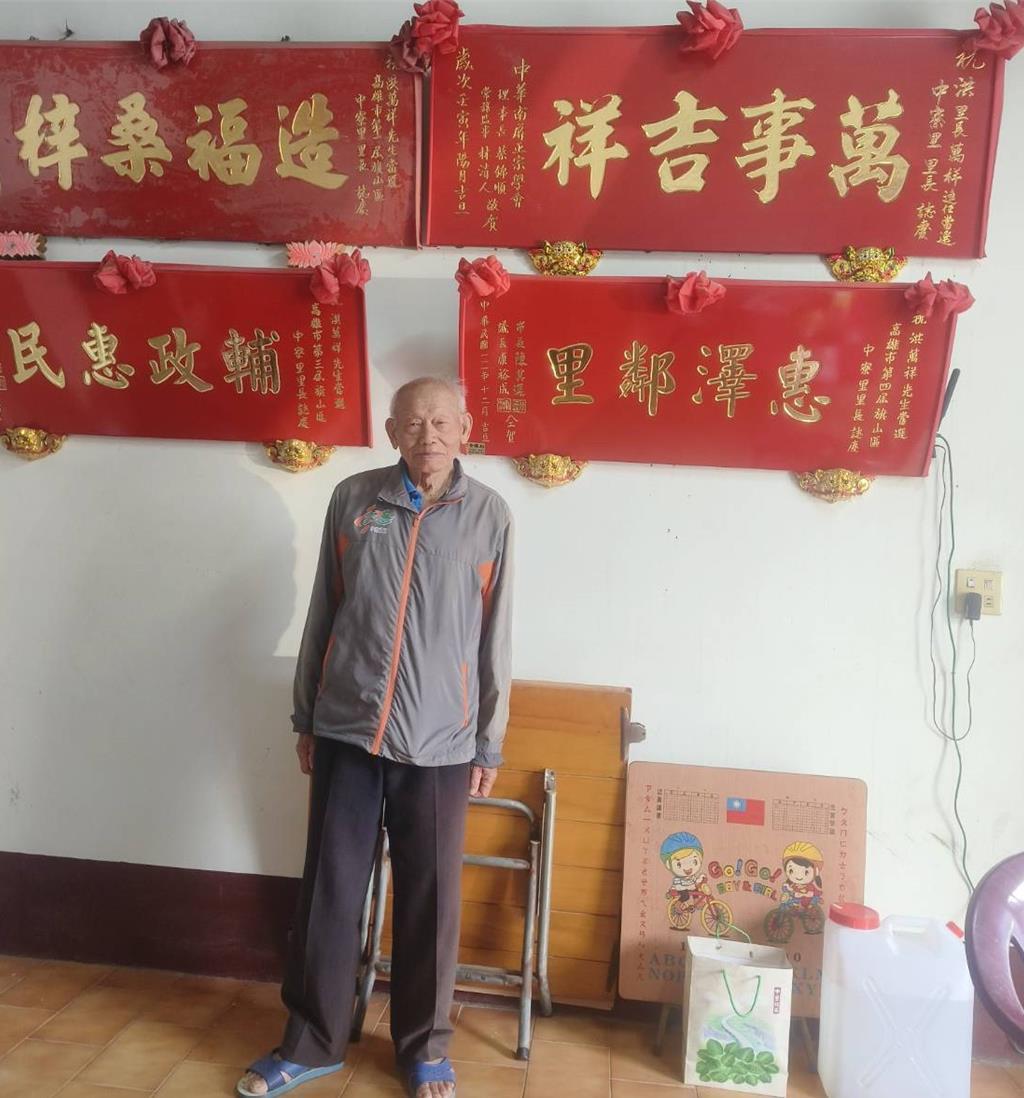 高雄中寮里里长连任十连霸 高龄90岁首度松口要交棒。
台湾省旗山区中寮里里长洪万