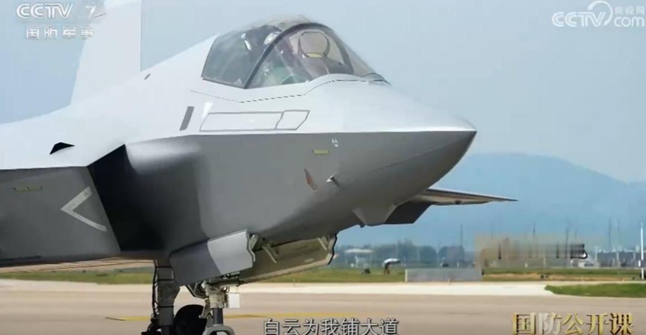 中国战机“龙家族”，歼-10 叫猛龙，歼-11 叫应龙，歼-16 叫潜龙，歼-2