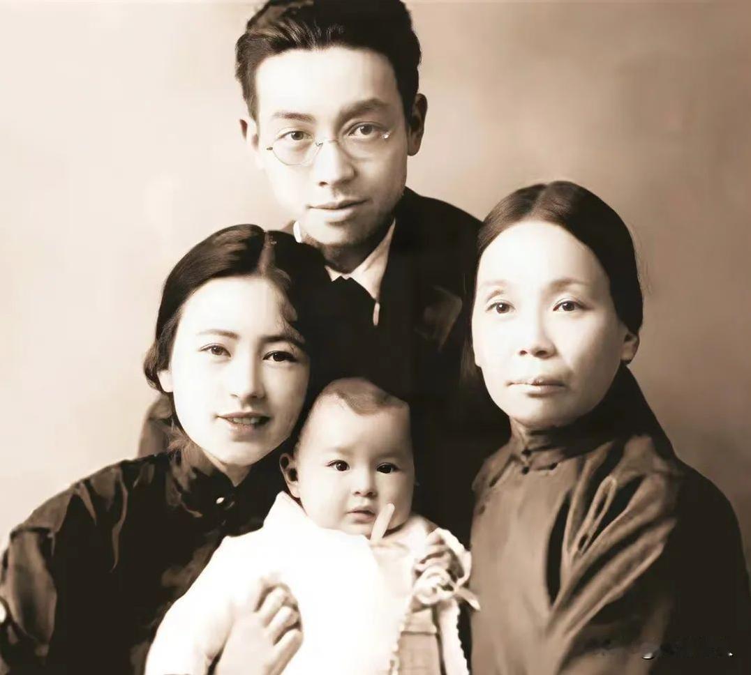 1903年，30岁梁启超，和17岁王桂荃行房。大汗淋漓过后，梁启超说：“我主张一
