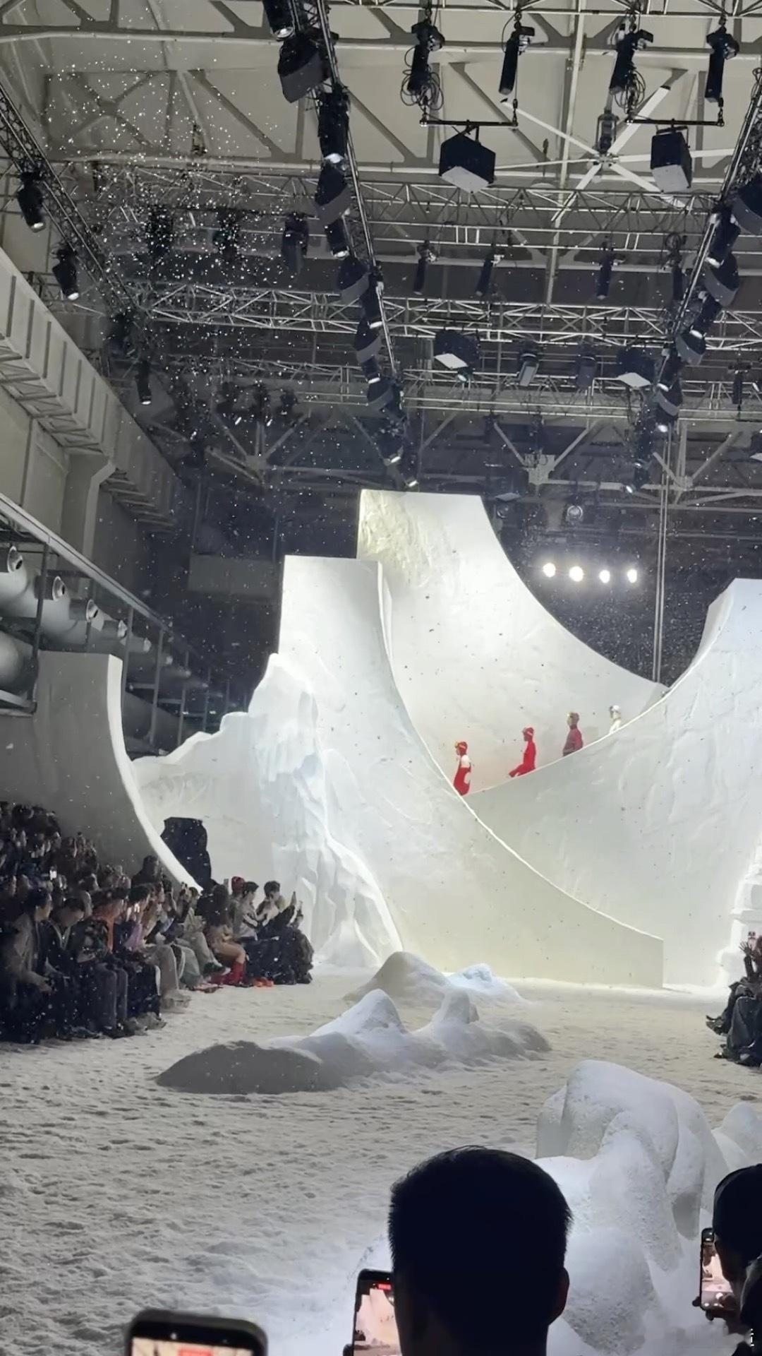 谁把冰雪世界搬进米兰了 米兰时装周玩好大！冰雪世界×复古火车站的神仙组合，艺术气