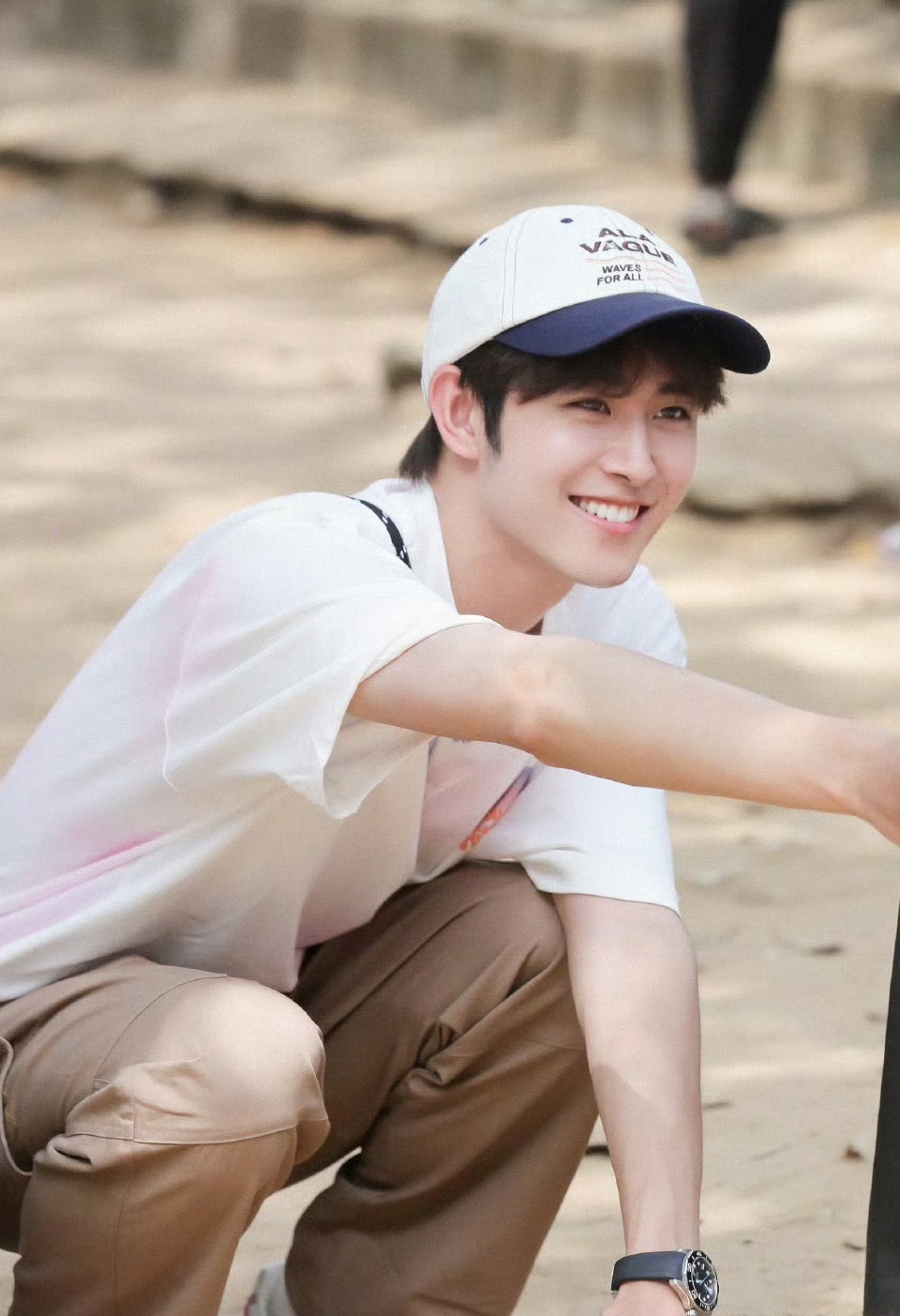 #田嘉瑞为非洲学校捐赠物资# 人帅心善田嘉瑞，体验援非医疗队时了解到非洲学校缺少