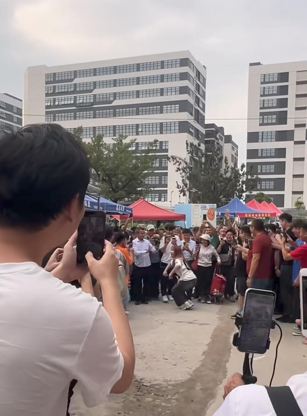 顺德莫氏鸡煲老板的救星到了！
老莫不要阻挡这些所谓的网红博主，让他们在店门口尽情