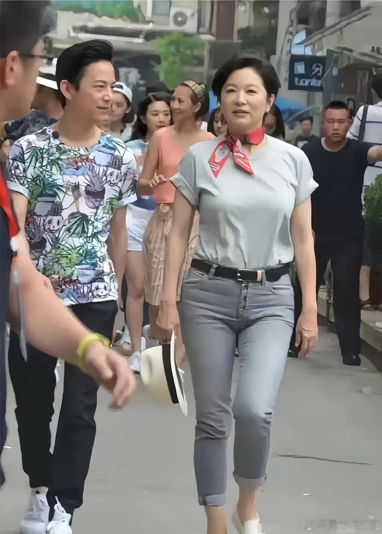 何炅身边这位曾经的第一美女，火遍大江的女女明星，气场强大，这张照片跟以前大不一样