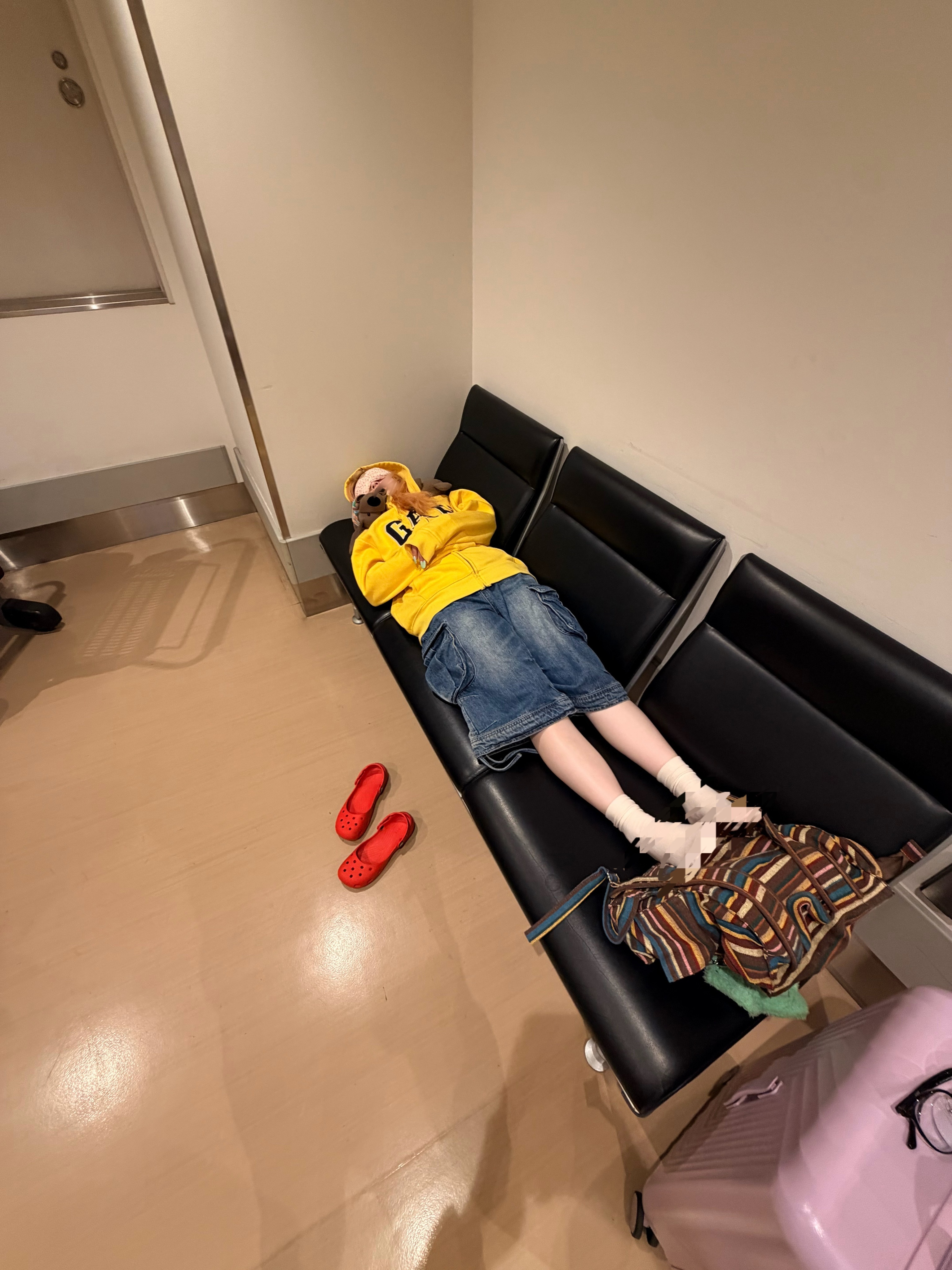 第一次睡机场好新奇！走了一天路袜子都黑了 哈哈哈 