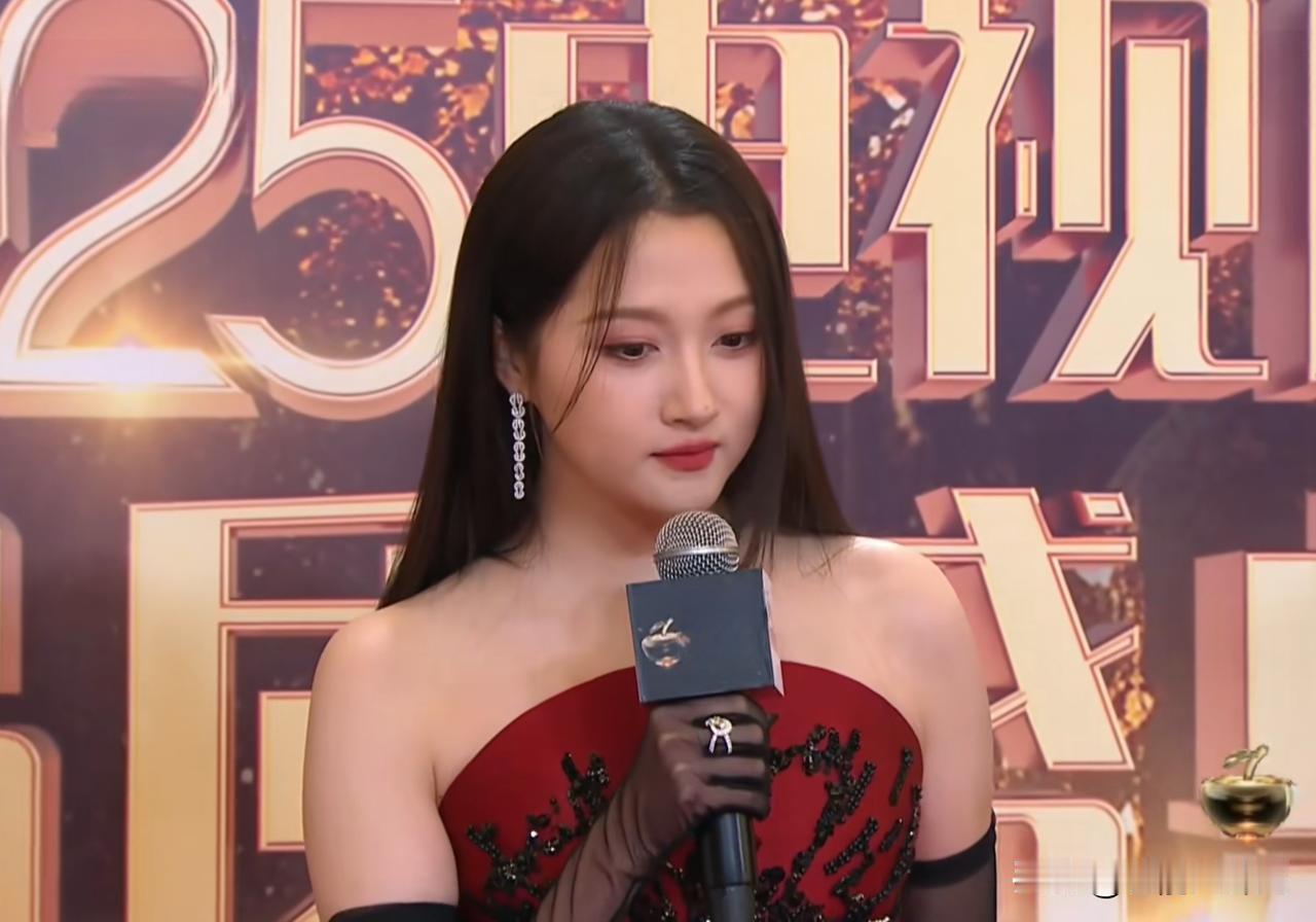 关晓彤，气得赶紧换礼服！
电视剧品质盛典红毯上，关晓彤久违地穿了一件祖海的202