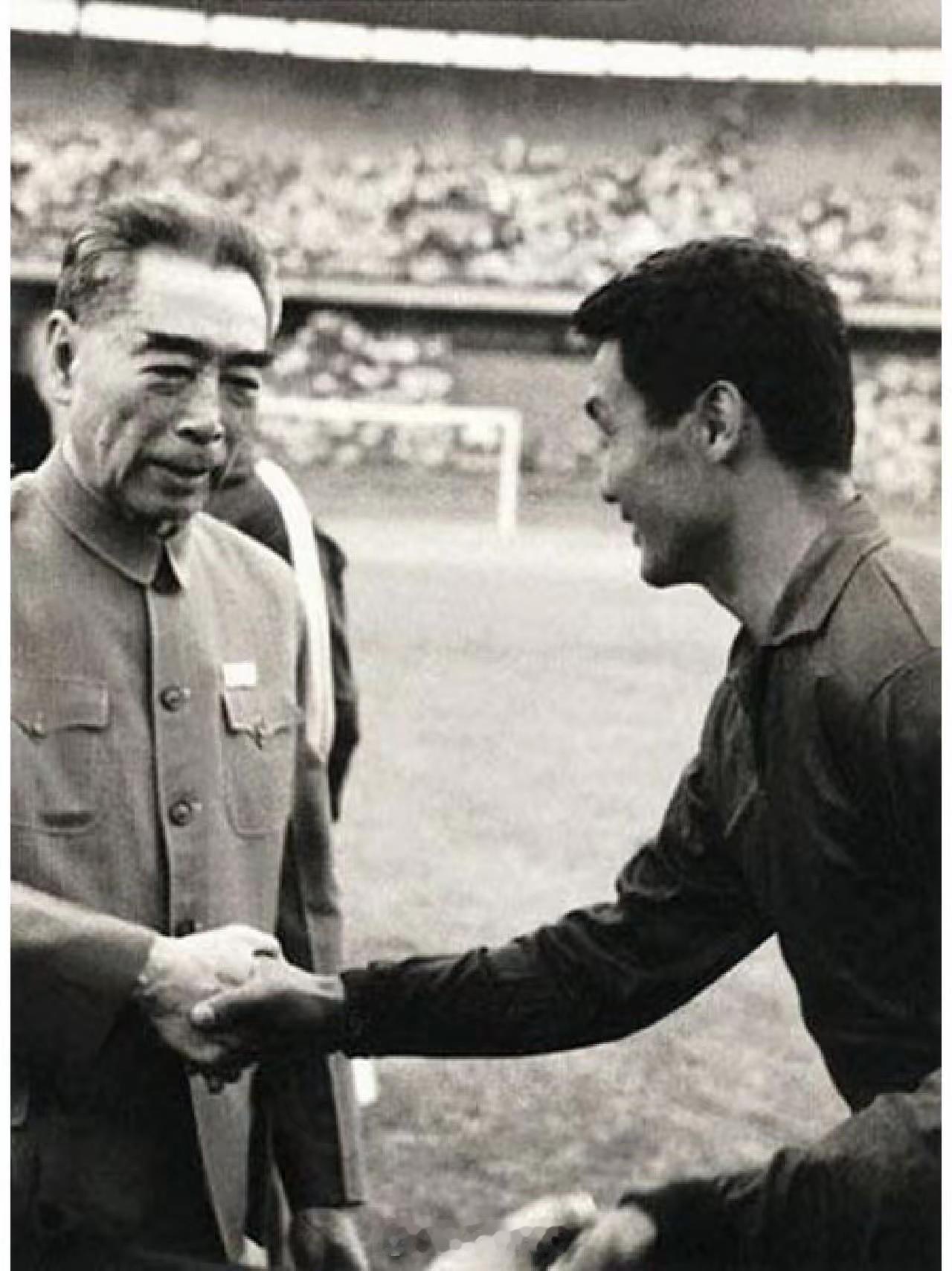 最近一直盯着16号军委纪委会议的消息，一句“形势严峻复杂”一出来，瞬间就知道这场