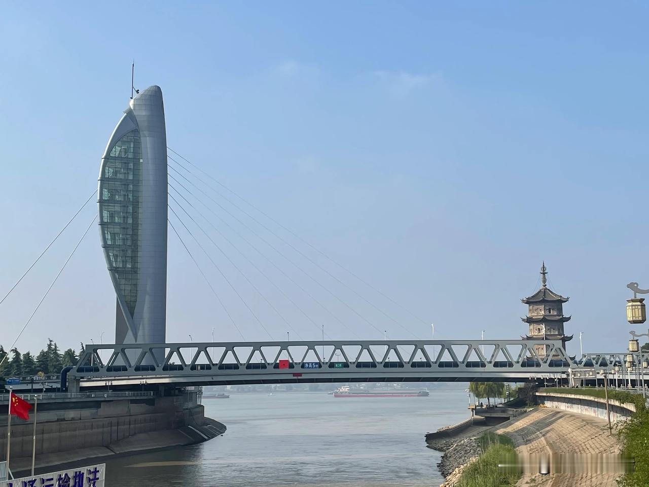 知道你们不喜欢出门，替你们来看景了……