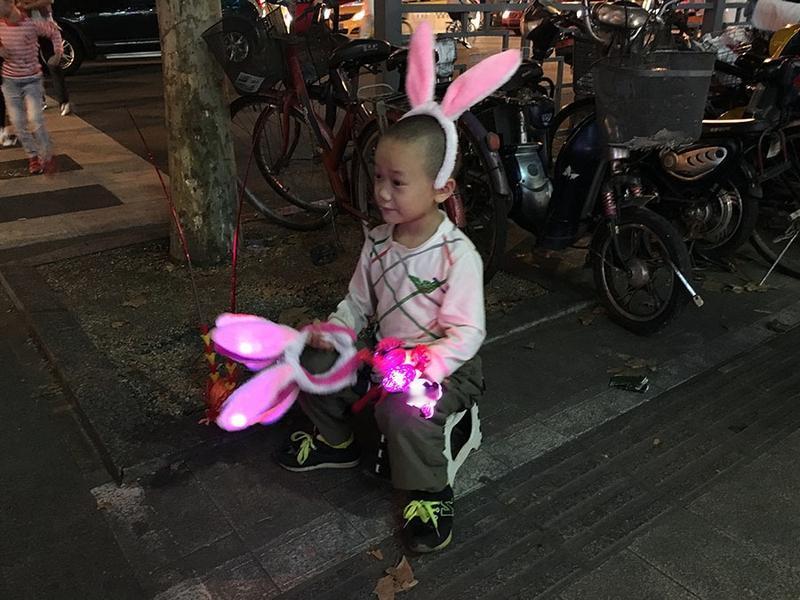 众人联手寻回家人 今天看到3岁萌娃走失 众人联手寻回家人