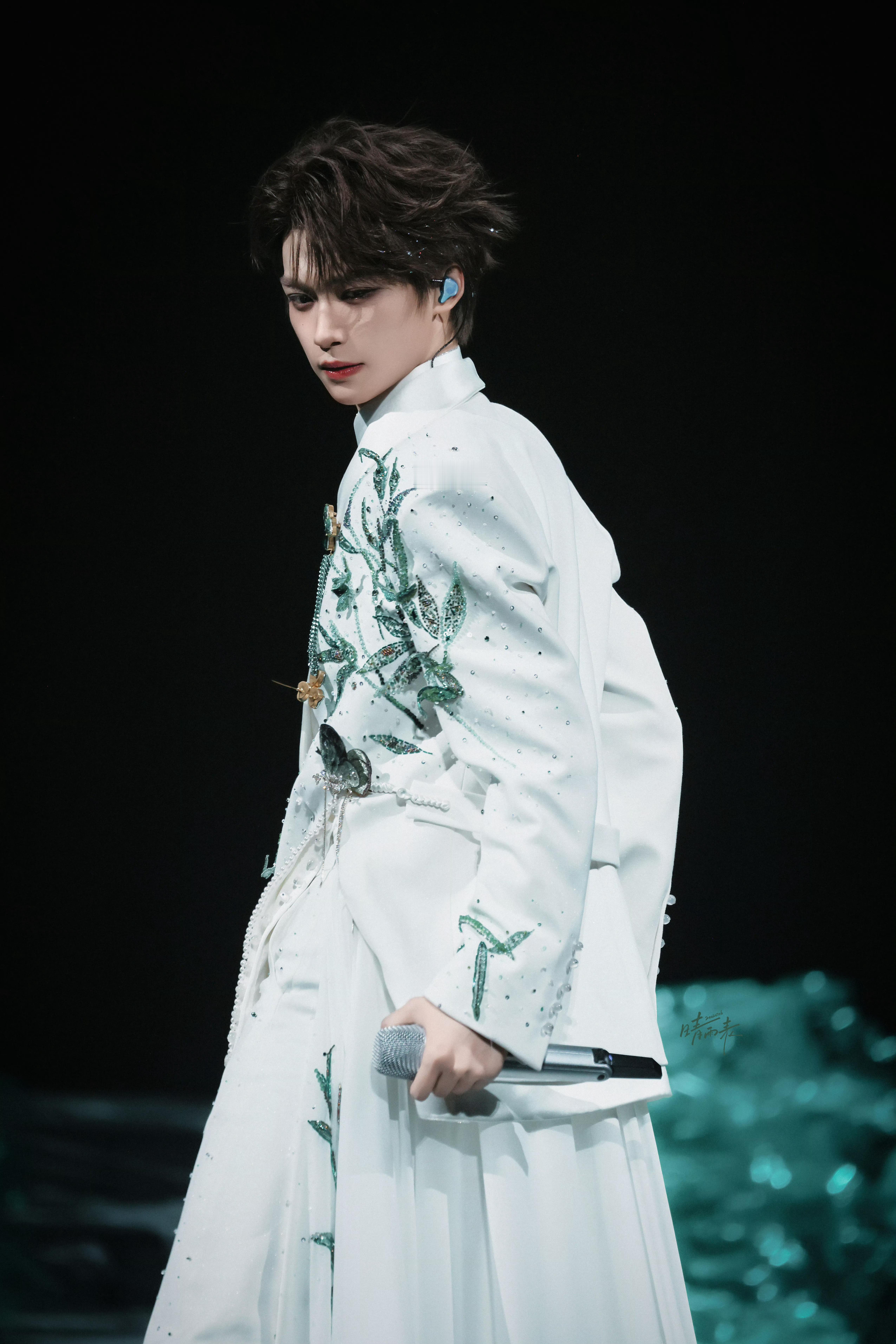 梓渝入围巴西最佳新人奖梓渝厦门演唱会期间，粉丝融合福建省级非遗“同安龙虎灯”工艺