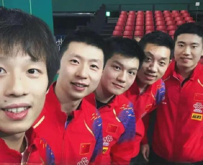男乒5位帅哥合照：林高远柔发覆额，马龙目若朗星，樊振东丰姿俊逸，许昕剑眉星眸，梁