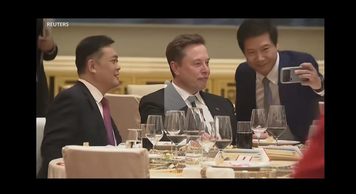 自拍的这个人，我想说你真丢人！
大格局、大自信的一场活动，被你暗淡了色彩。
说明