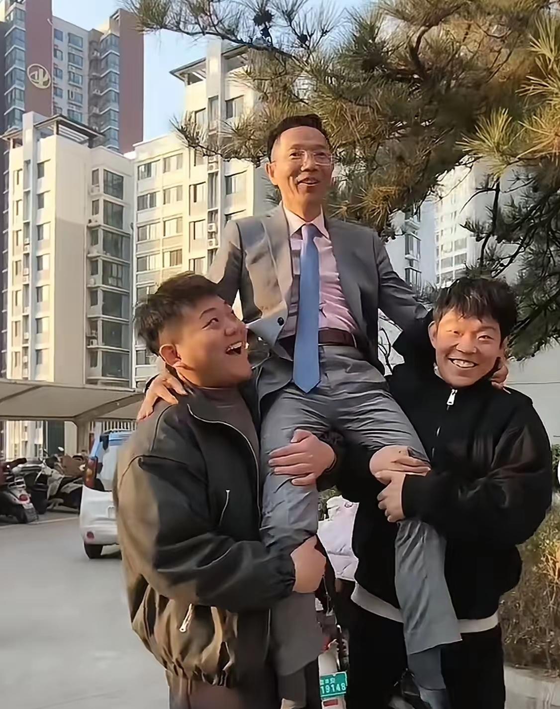 真正的正义共鸣
从来都藏在彼此的懂得里！

李圣律师在姜甲儒案二审中以一敌六，十